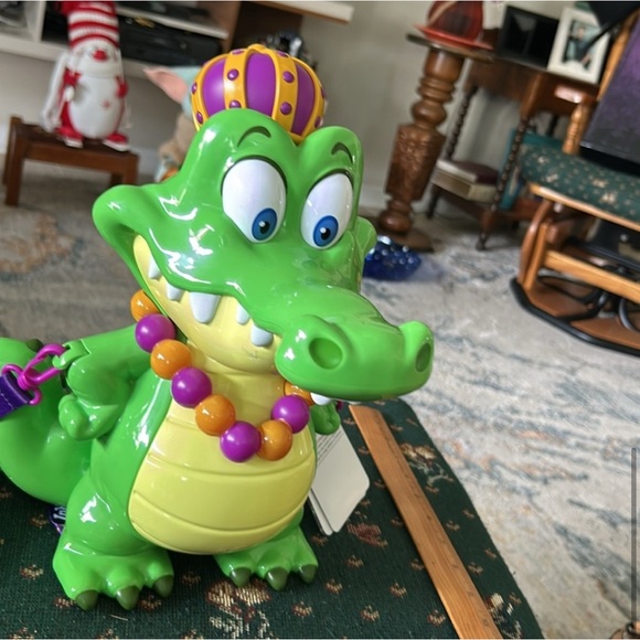 Universal Green and Yellow Alligator Popcorn Bucket - Picture 10 of 10